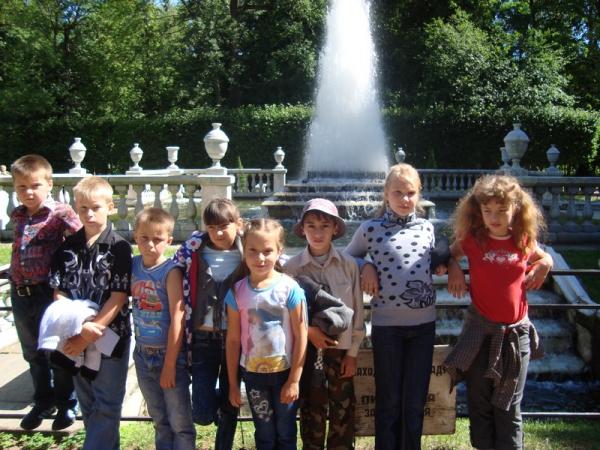 Экскурсия для   детей поселения в  Петергоф 19.07.2013 г.